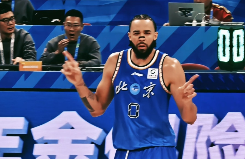 乐鱼app-麦基首秀12+6！北京大胜送四川24连败 周琦11+7迎里程碑